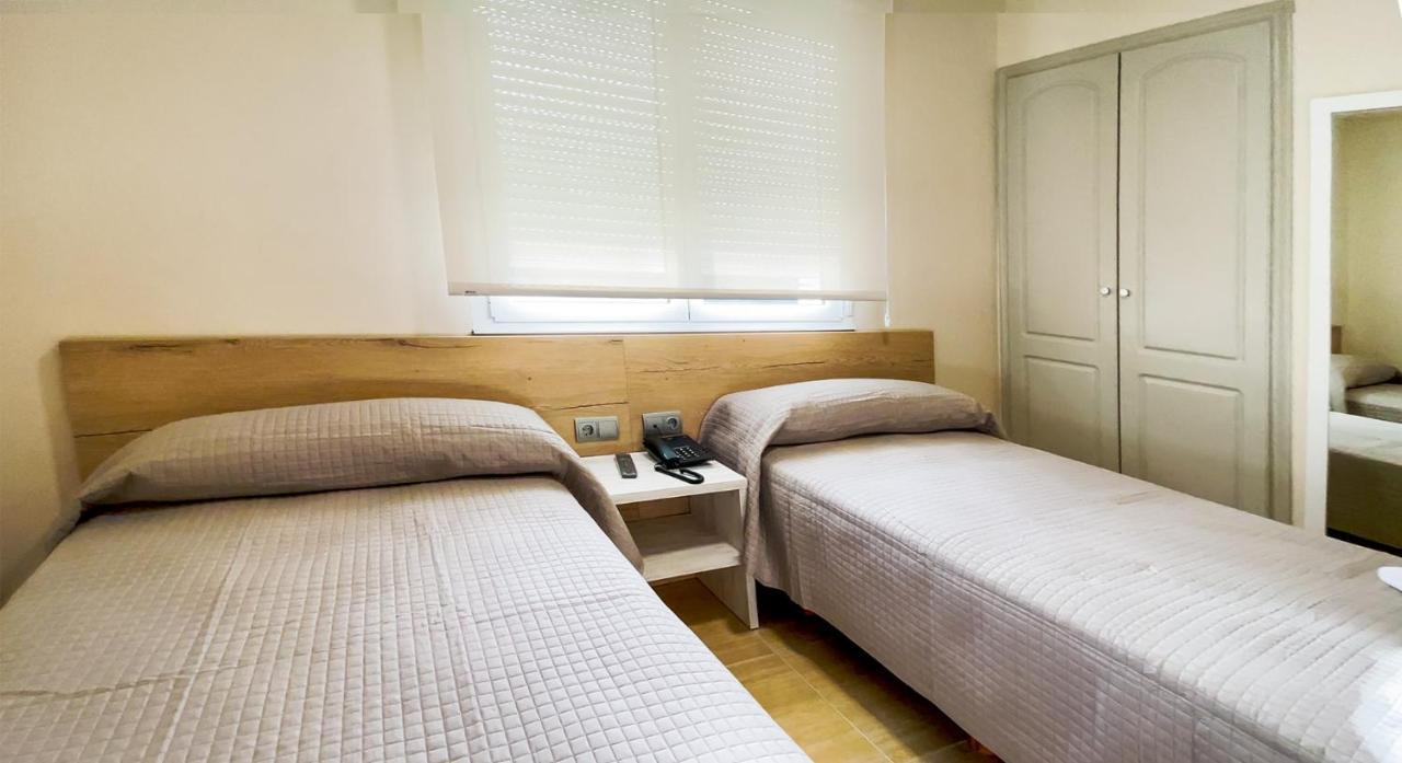 Hostal Restaurante Cuatro Caminos Cubillos del Sil エクステリア 写真