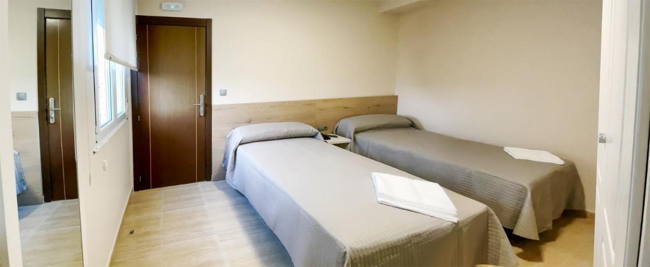 Hostal Restaurante Cuatro Caminos Cubillos del Sil エクステリア 写真