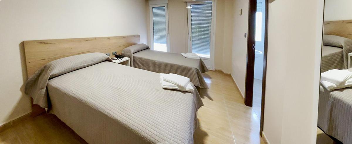 Hostal Restaurante Cuatro Caminos Cubillos del Sil エクステリア 写真