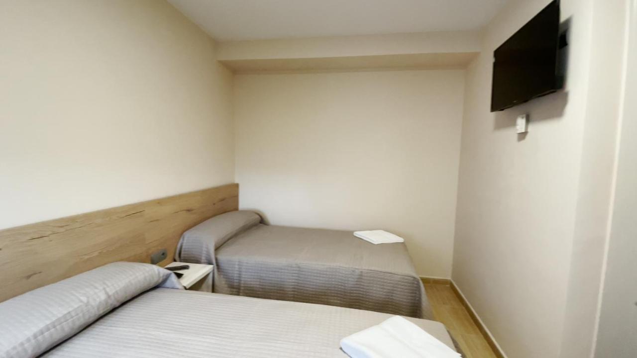 Hostal Restaurante Cuatro Caminos Cubillos del Sil エクステリア 写真