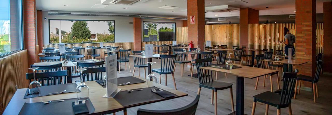 Hostal Restaurante Cuatro Caminos Cubillos del Sil エクステリア 写真