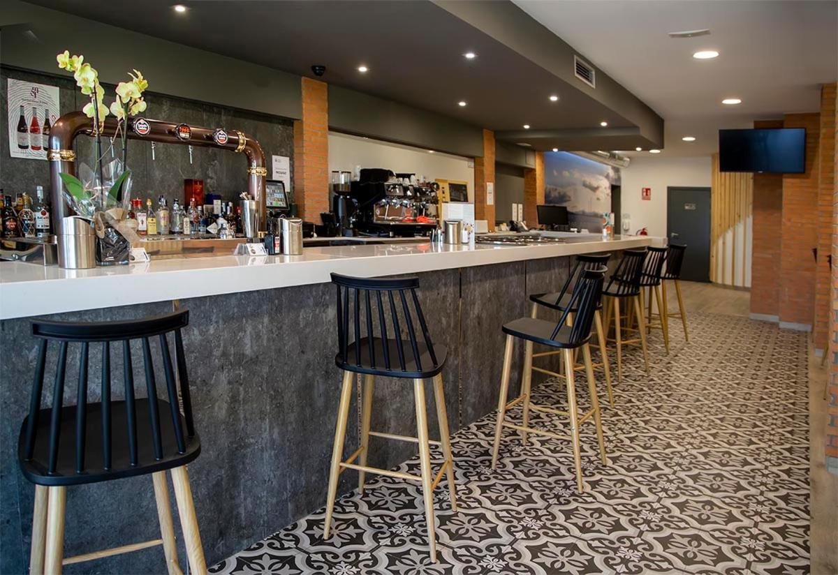 Hostal Restaurante Cuatro Caminos Cubillos del Sil エクステリア 写真