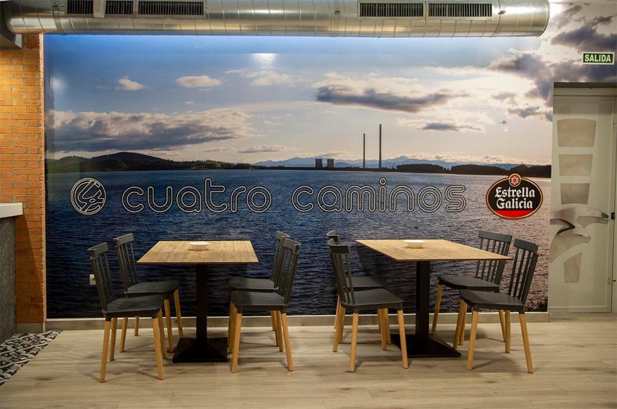 Hostal Restaurante Cuatro Caminos Cubillos del Sil エクステリア 写真